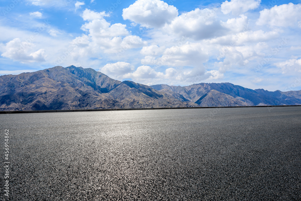 蓝天下的道路地面和山脉自然风光。户外道路背景。