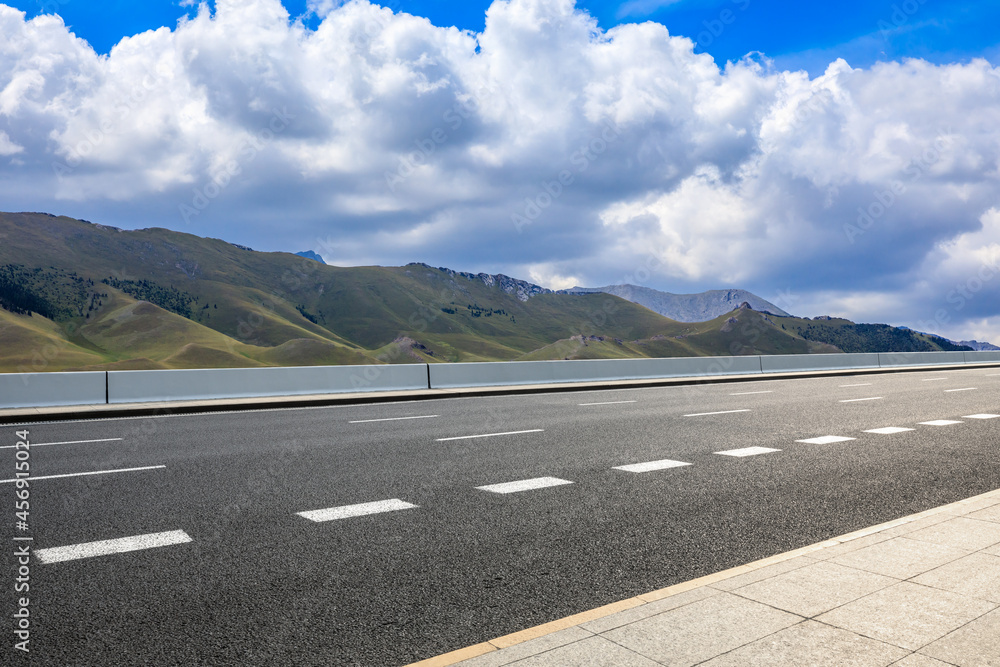 蓝天下的公路地面和山区自然风光。景观和公路。户外道路背景