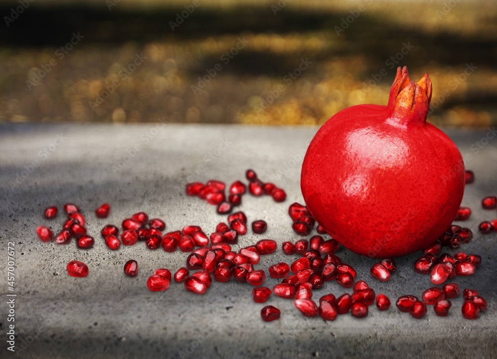 餐桌上的红色新鲜成熟石榴，犹太新年的概念——Rosh Hashanah。