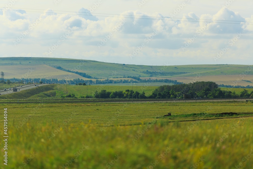 Duz Village with road and green grass（有公路和绿草的Duz村）