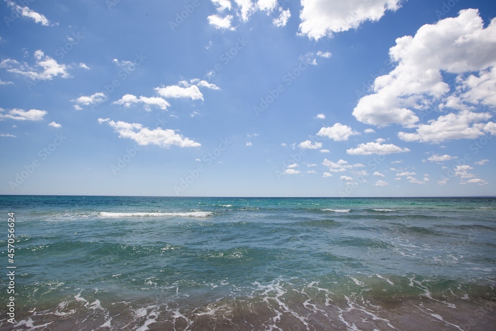 热带海滩、碧海白云的避暑背景