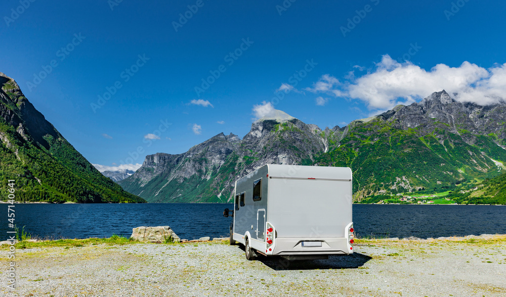 Wohnmobil  steht an einem Fjord in Norwegen