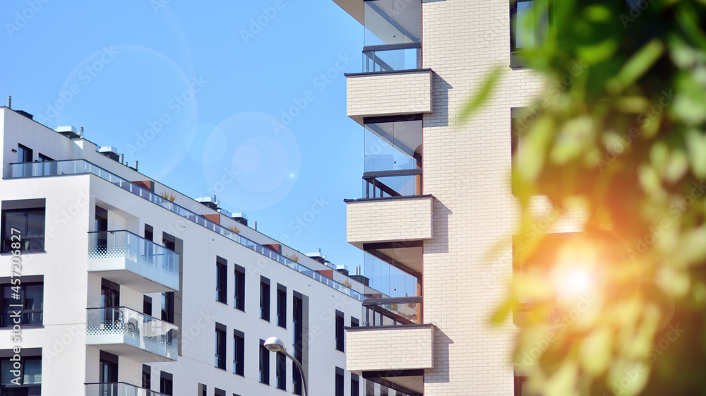 生态住宅建筑。树木附近的现代住宅建筑。生态和