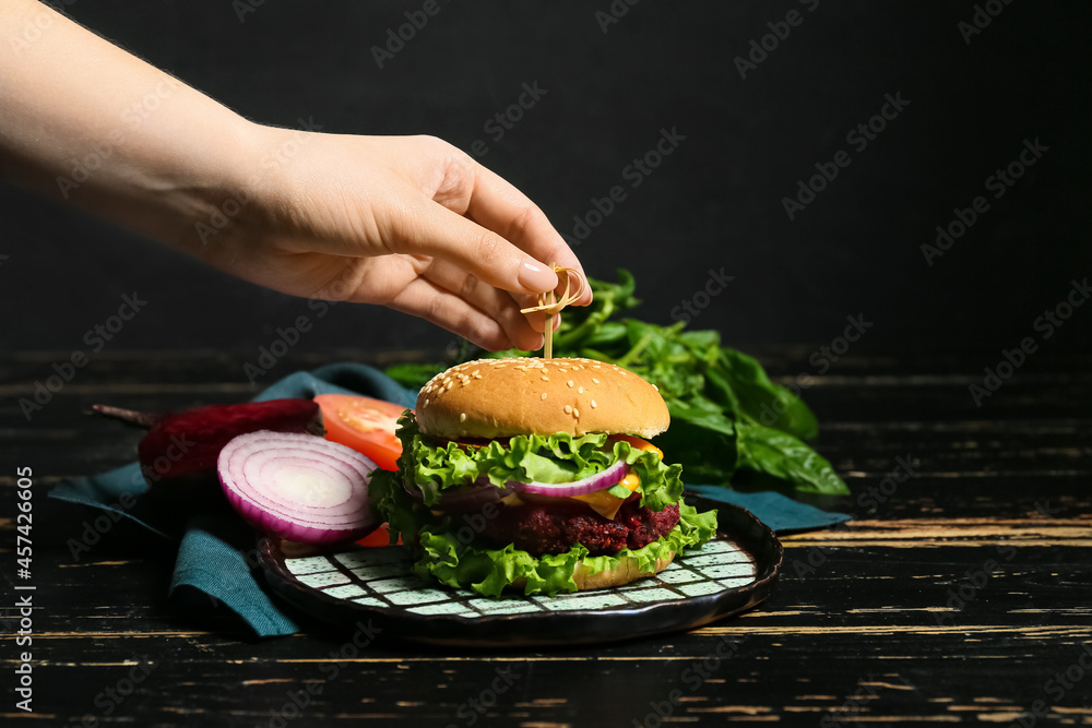 女人在餐桌上准备美味的素食汉堡