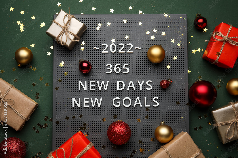 带有文字的木板365 NEW DAYS NEW GOALS和彩色背景的圣诞装饰