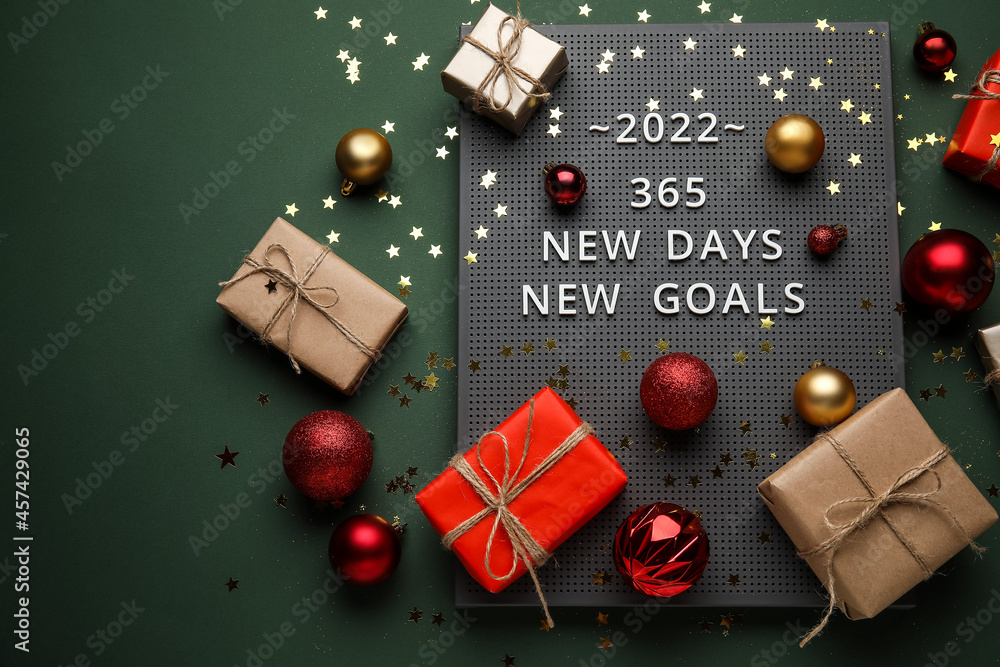 带有文字的木板365 NEW DAYS NEW GOALS和彩色背景的圣诞装饰