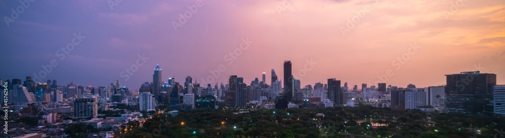 大都市市中心的夜景和高层建筑。宾夕法尼亚州的市中心商业区