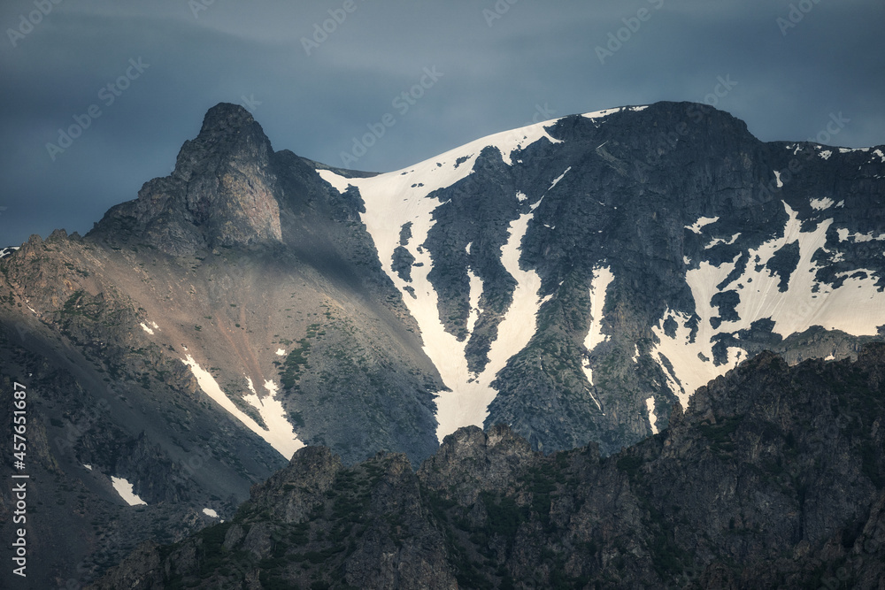 白雪覆盖的勃朗峰库尔马约。意大利的山脉，阿尔卑斯山。旅游和出国旅行。