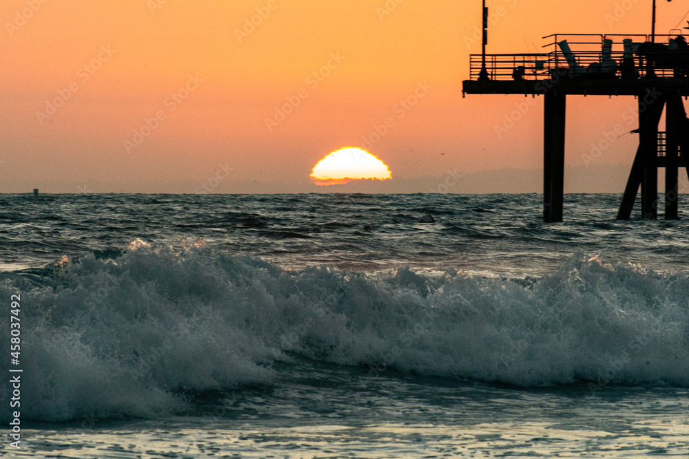 太阳在著名地标加利福尼亚海岸外的太平洋海浪中落下