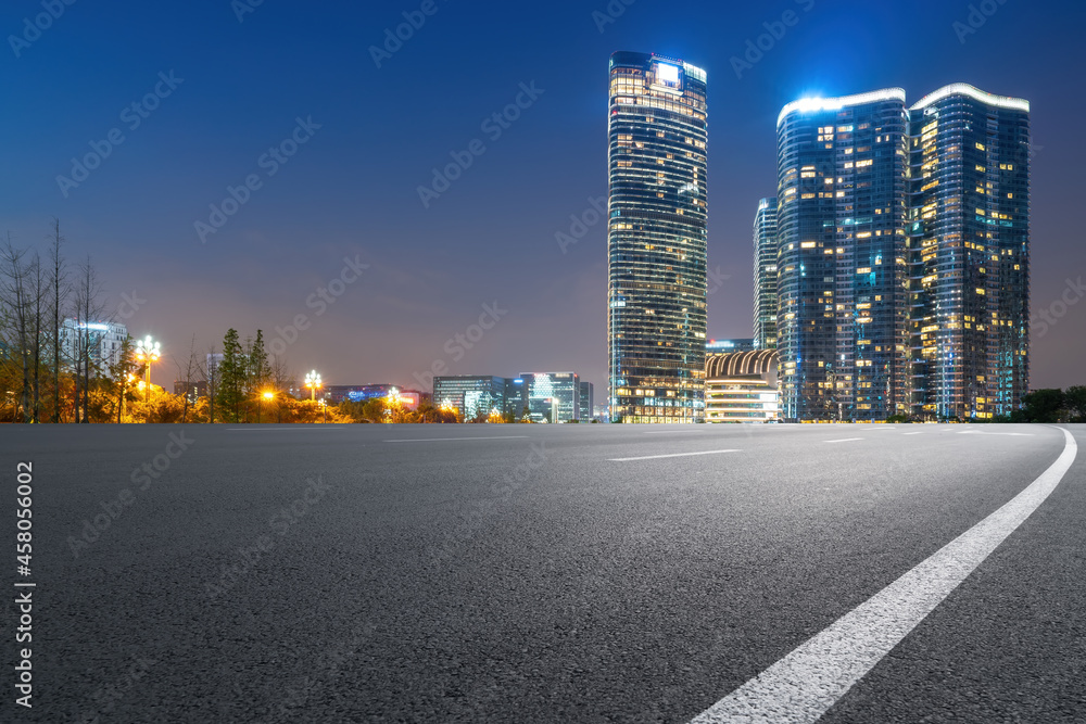 全景天际线和空荡荡的沥青路，带着现代建筑