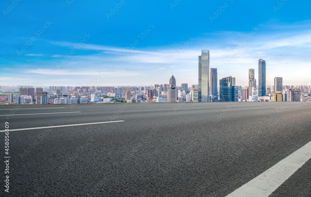 全景天际线和拥有现代建筑的空旷柏油路