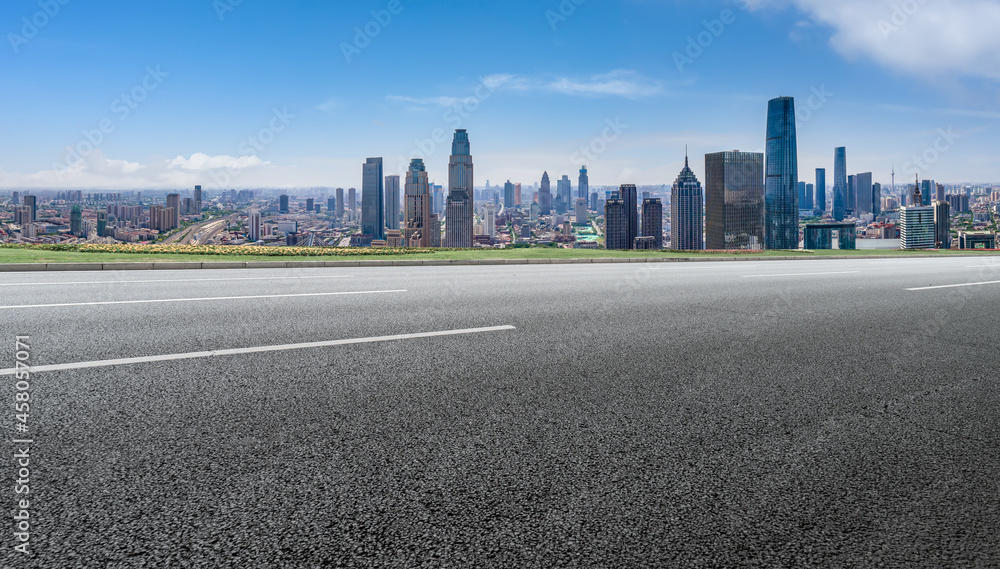 全景天际线和空荡荡的沥青路，带着现代建筑