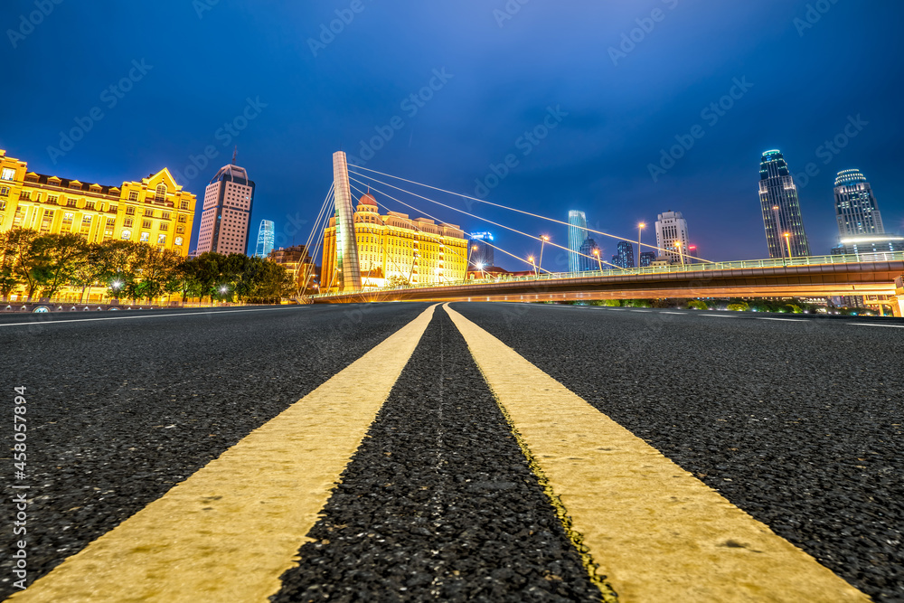 全景天际线和空荡荡的沥青路，带着现代建筑