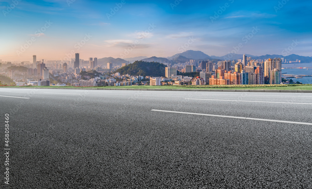 全景天际线和空荡荡的沥青路，带着现代建筑