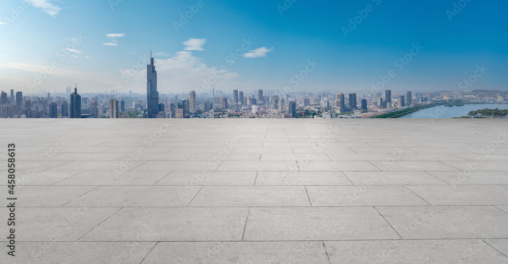 全景天际线和空荡荡的方形地砖与现代建筑