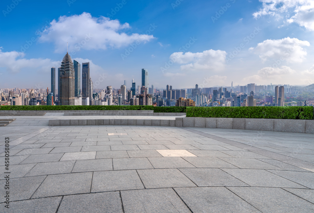 全景天际线和空荡荡的方形地砖与现代建筑