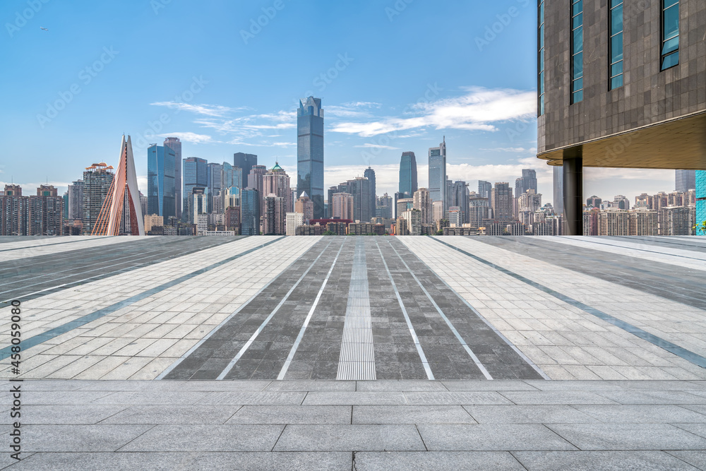 全景天际线和空荡荡的方形地砖与现代建筑