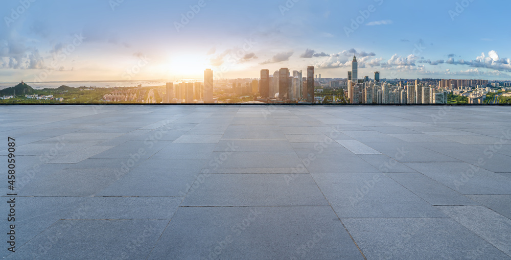 全景天际线和空荡荡的方形地砖与现代建筑