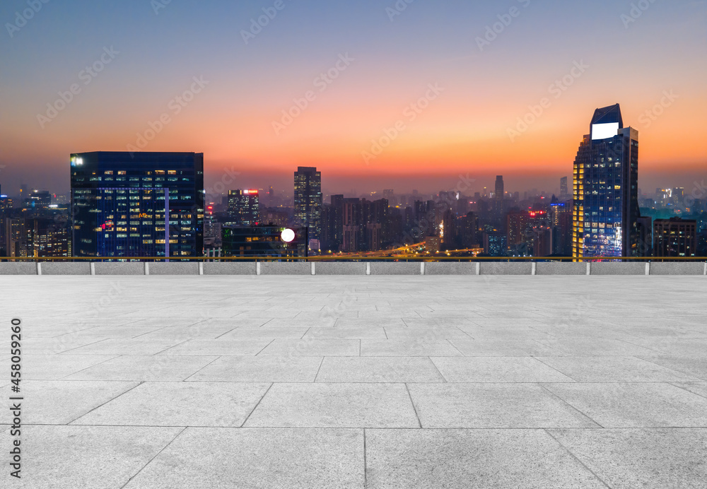 全景天际线和空荡荡的方形地砖与现代建筑