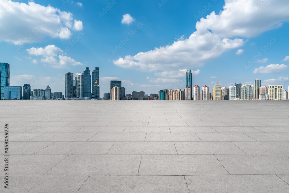 全景天际线和空荡荡的方形地砖与现代建筑