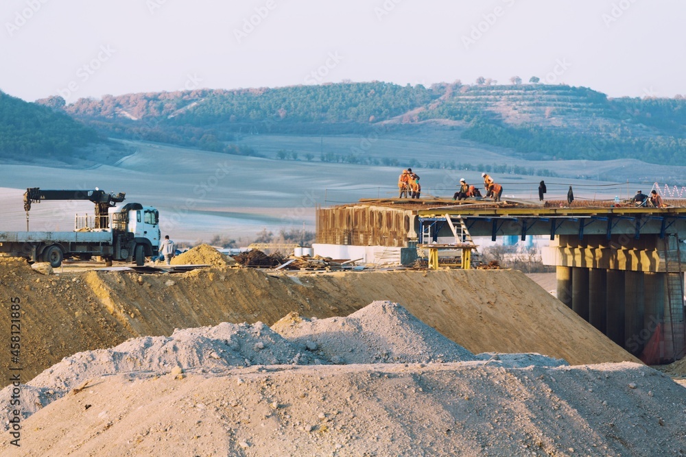 许多工人和工程师在道路建设上工作