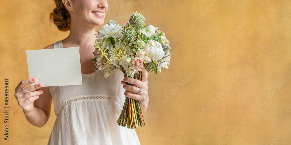 拿着一束白花的女人