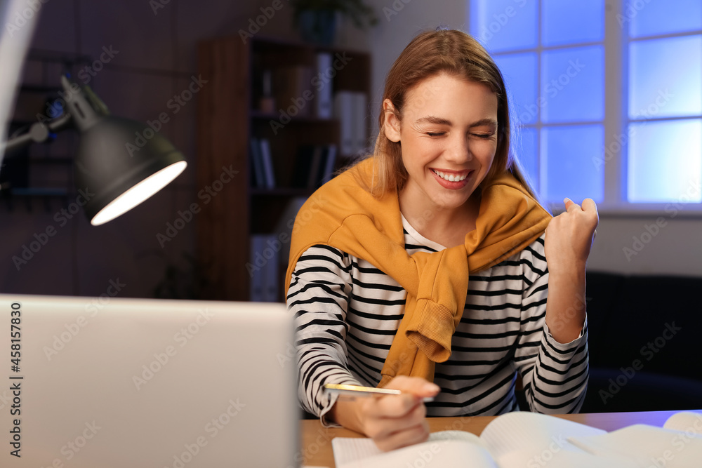 快乐女学生深夜在家备考