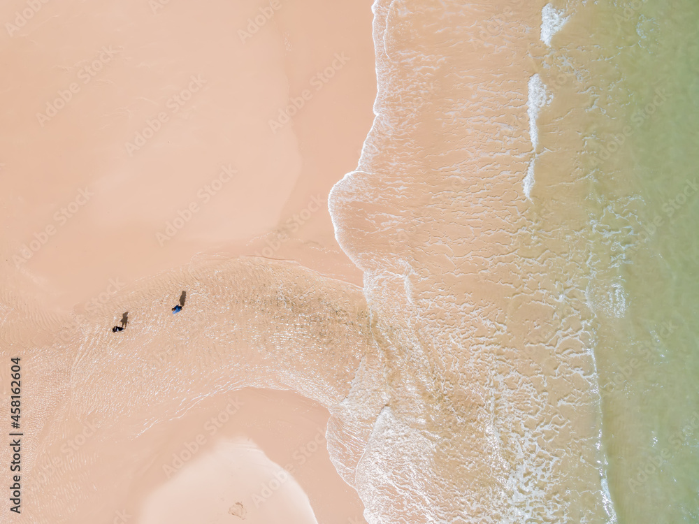 沙滩和海浪的海洋鸟瞰图