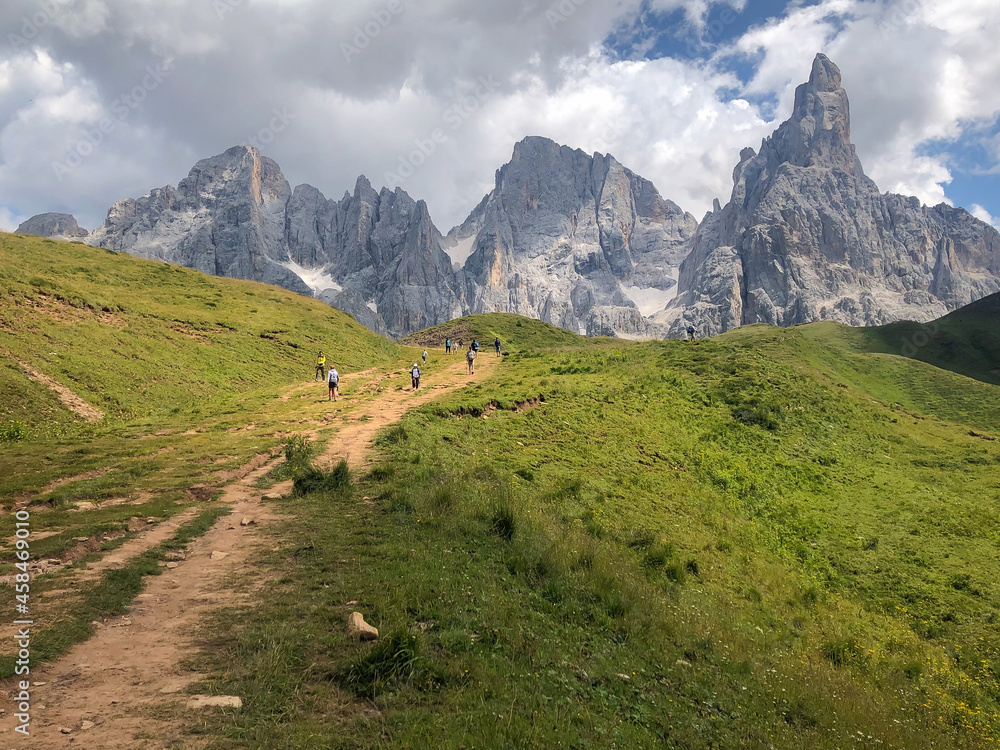 通往Baita Segantini的道路视图，背景是Pale di San Martino，意大利语，白云石