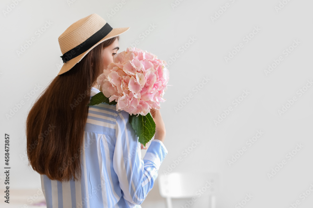 家里有绣球花的年轻女人