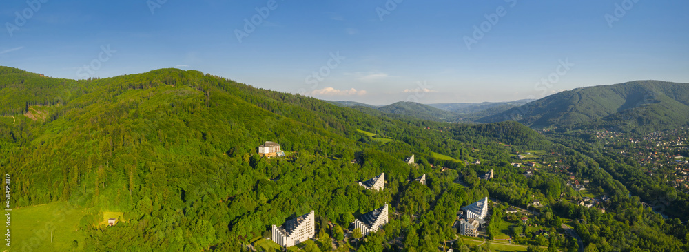 波兰西里西亚别斯基德山上乌斯特龙疗养院全景