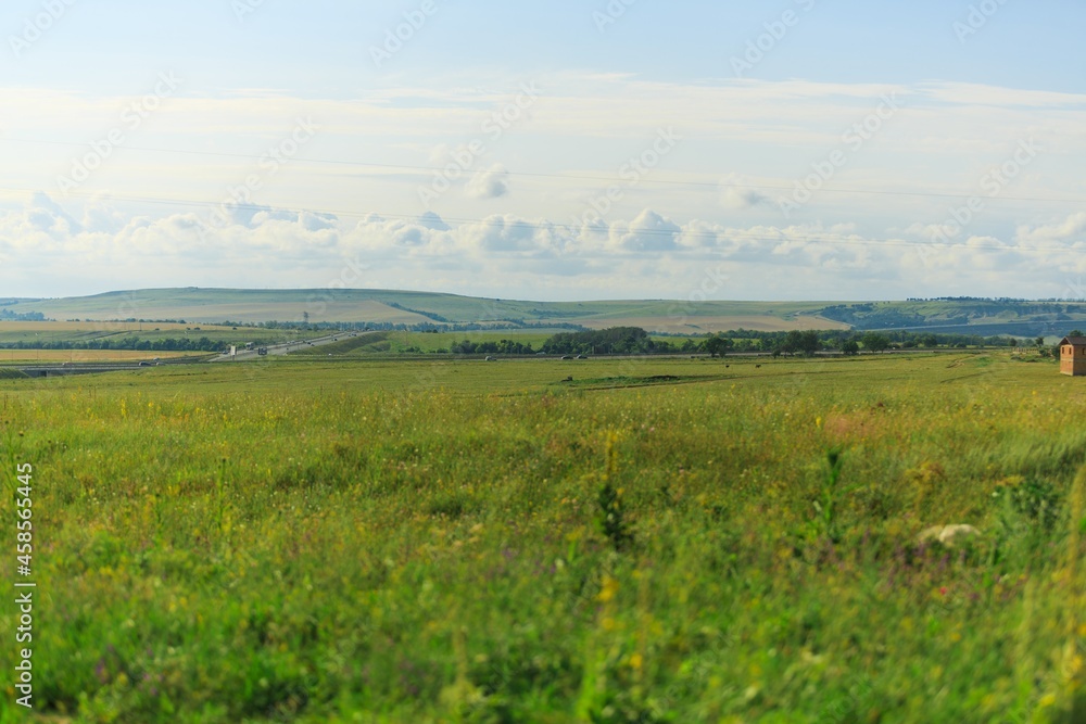 Duz Village with road and green grass（有公路和绿草的Duz村）