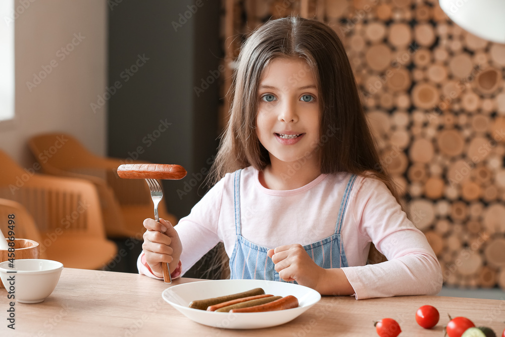 厨房里有美味香肠的可爱小女孩