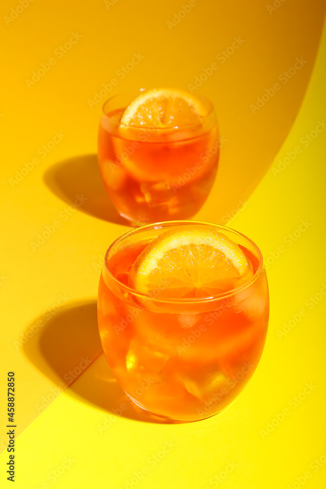 彩色背景的Aperol雪碧鸡尾酒