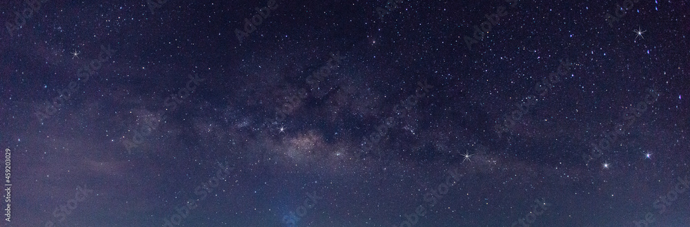 全景蓝色夜空，银河系和黑暗背景下的恒星。宇宙充满了恒星、星云和