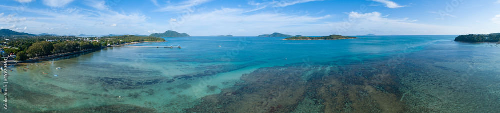 全景热带海洋的鸟瞰无人机拍摄美丽的风景安达曼海和小伊斯拉