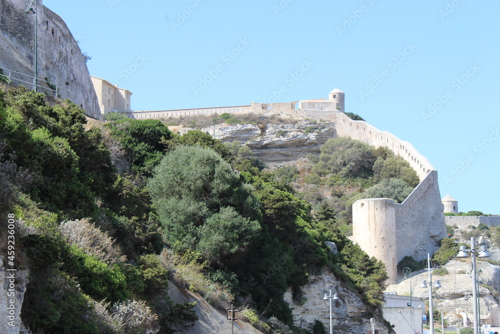 Bonifacio en été avec la forteresse