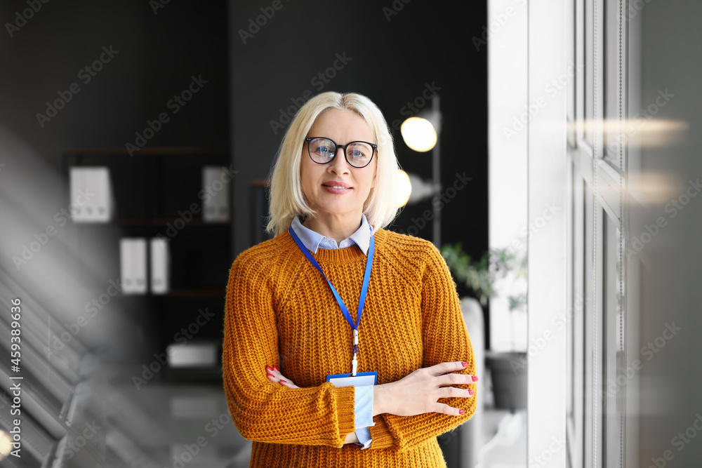 办公室窗户附近的成熟女商人肖像