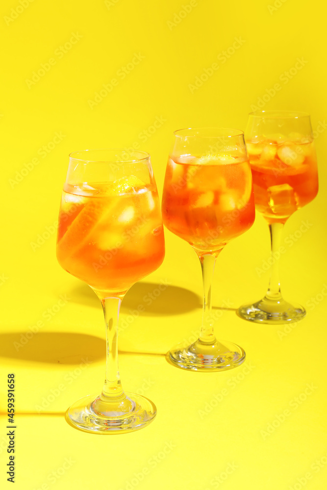 彩色背景的Aperol雪碧鸡尾酒