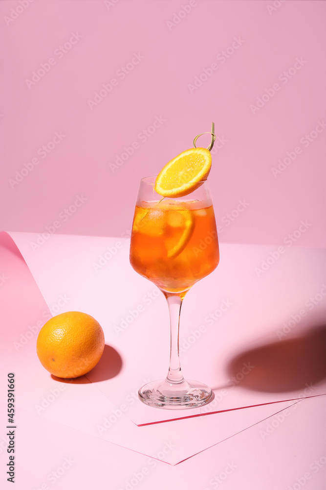 一杯彩色背景的Aperol雪碧鸡尾酒