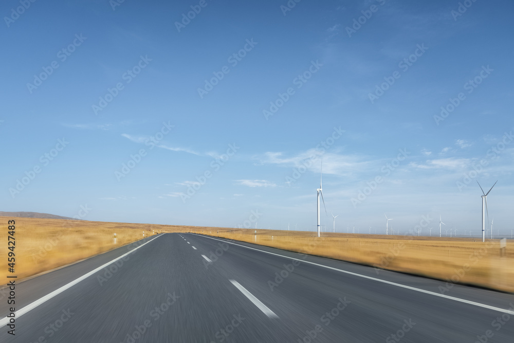 穿过草原景观和风电场的空旷道路