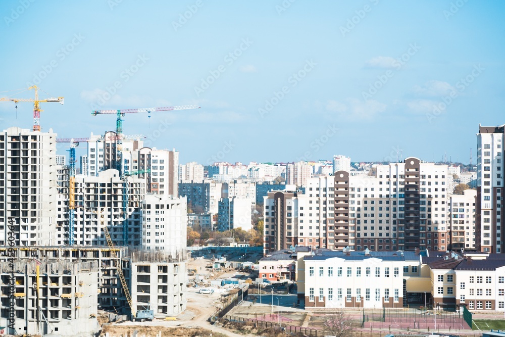 天空背景下的住宅建筑群