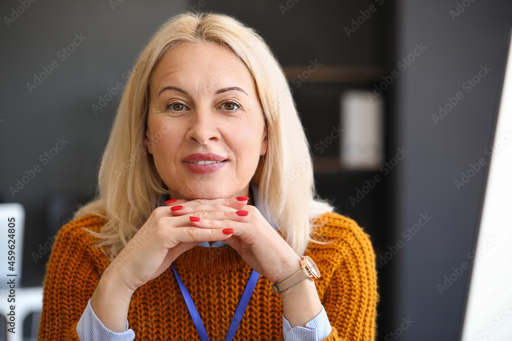 办公室里成熟女商人的画像