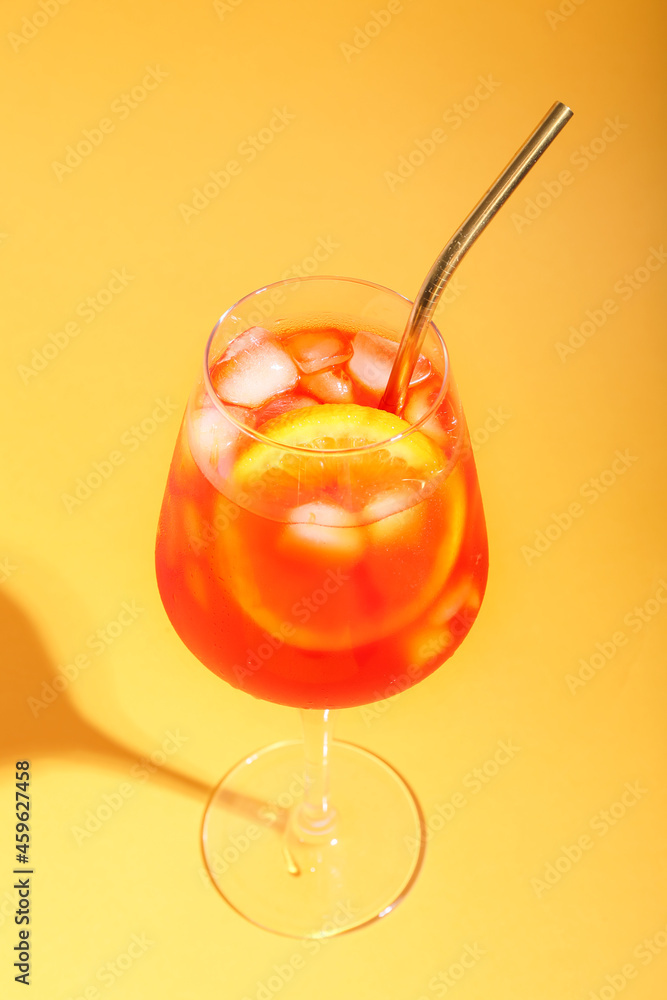 一杯彩色背景的Aperol雪碧鸡尾酒