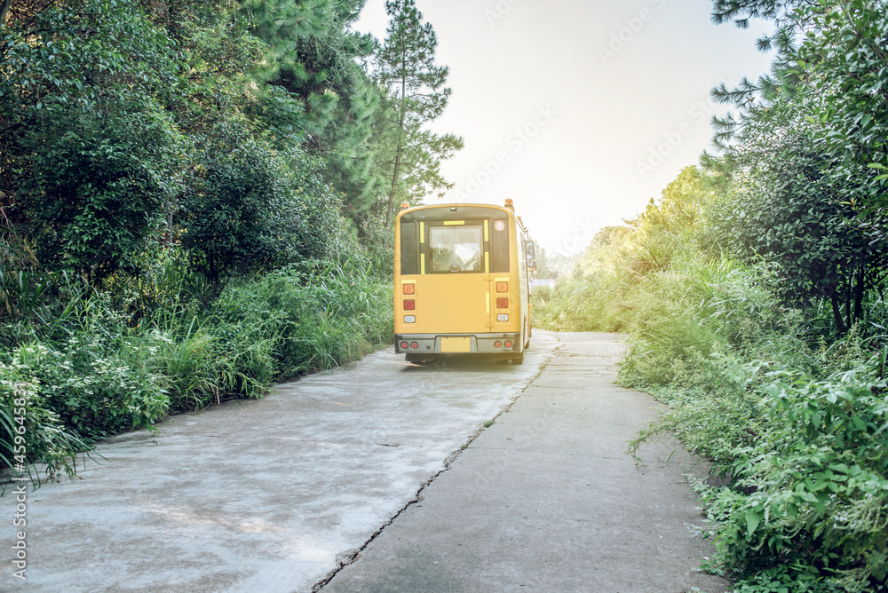 幼儿园校车行驶在山村公路上