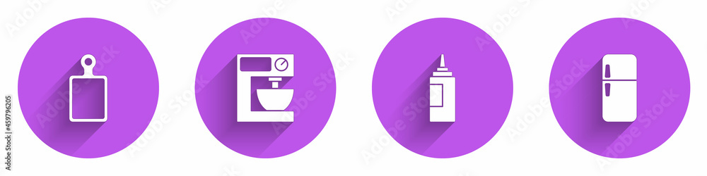 设置砧板、电动搅拌器、酱汁瓶和冰箱图标，带长阴影。矢量