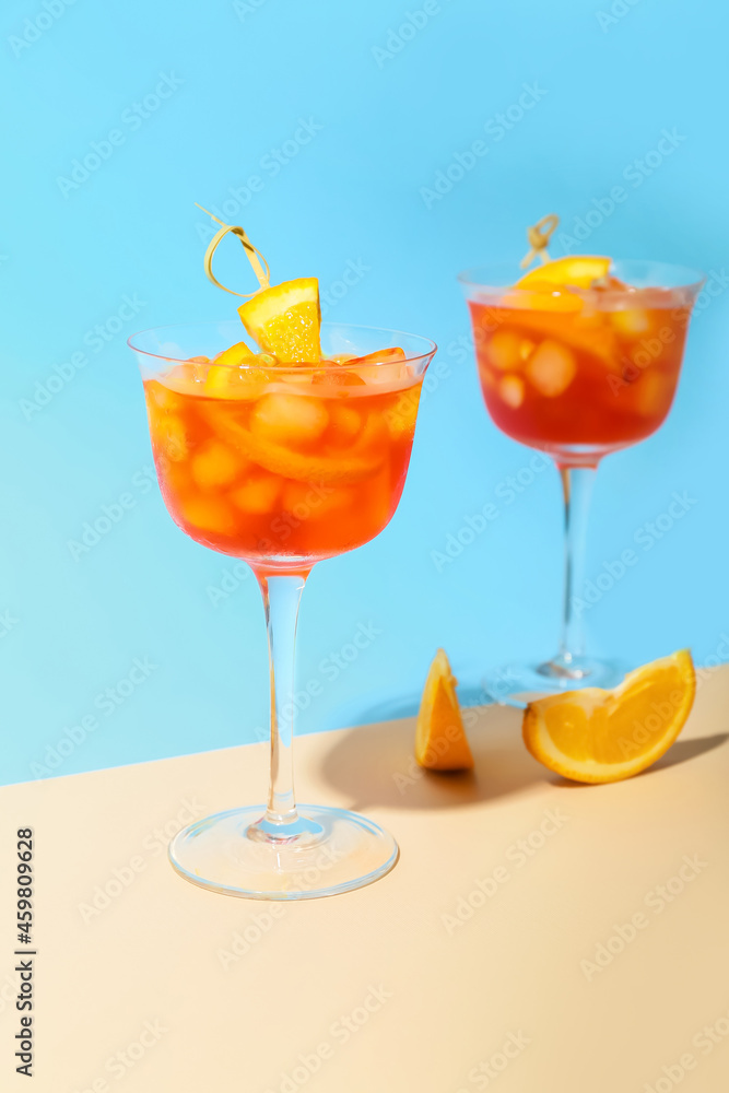 彩色背景的Aperol雪碧鸡尾酒