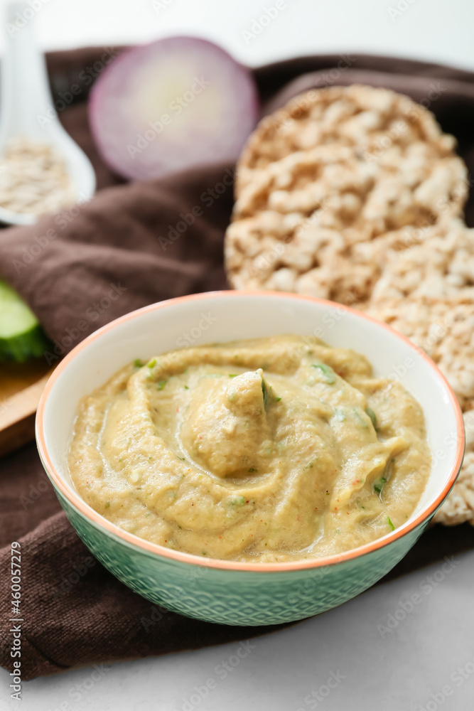 碗里有美味的baba ghanoush，背景浅，特写