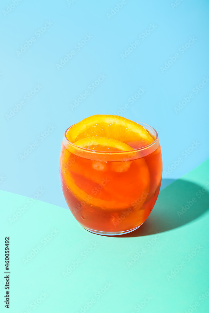 一杯彩色背景的Aperol雪碧鸡尾酒