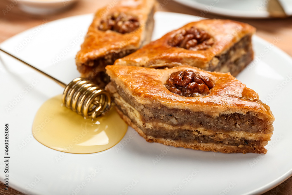 桌上有美味的baklava，特写